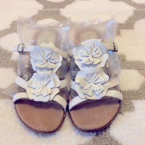 🌻 Born Sandals 🌻